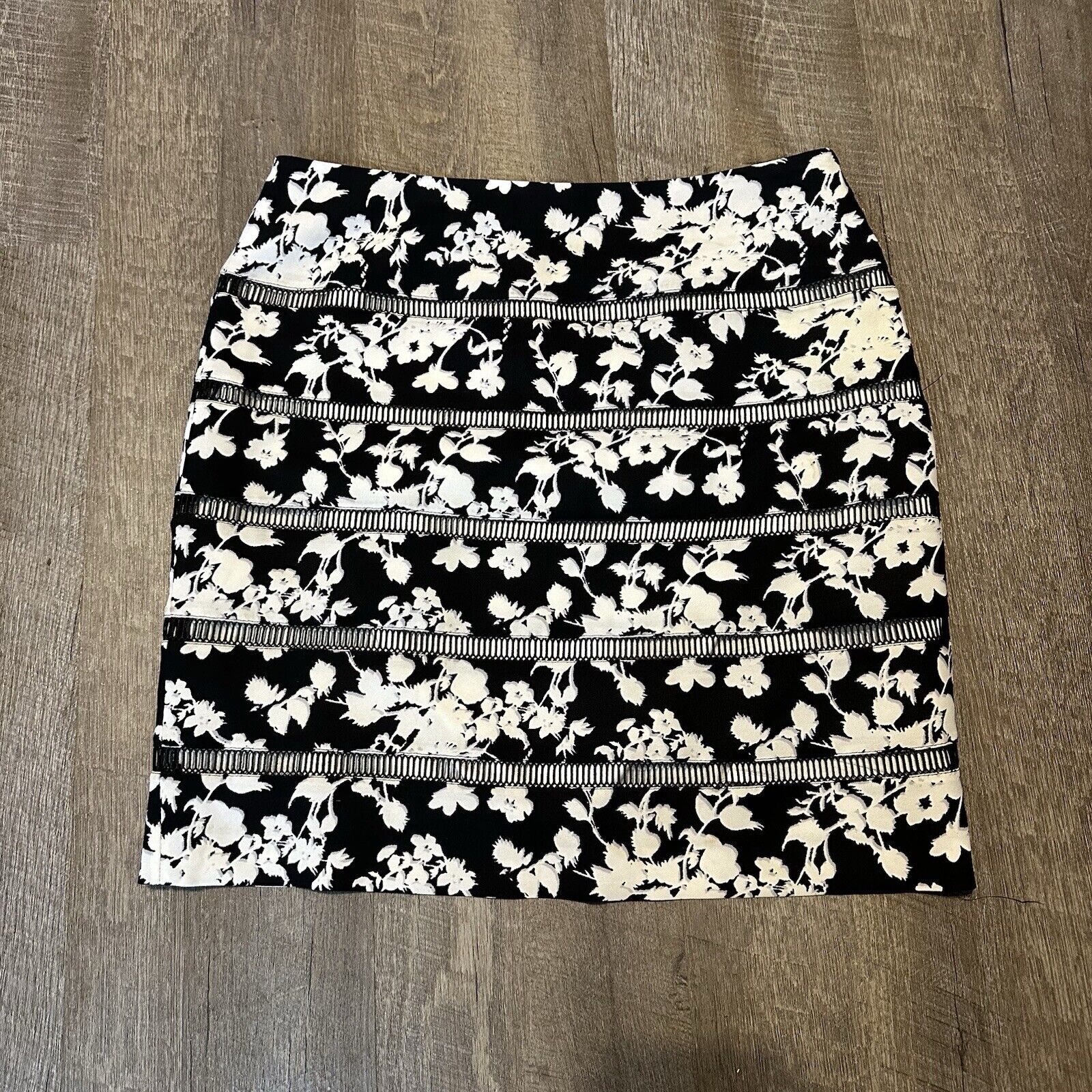 White House Black Market Black Ecru Floral Lattice Pencil Skirt Sz 4